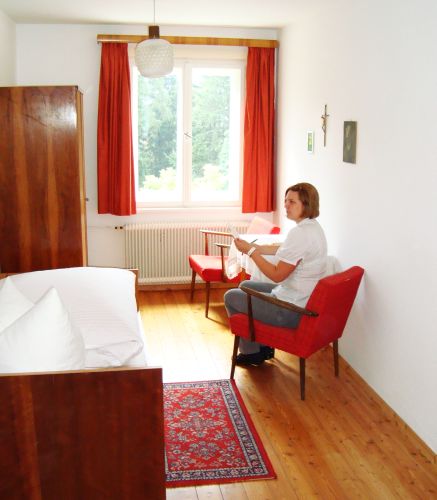 Zimmer im Kamillianerkloster am Hilariberg