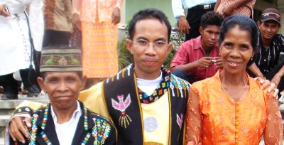 Pater Alfons Oles mit seinen Eltern Pater Alfons Oles