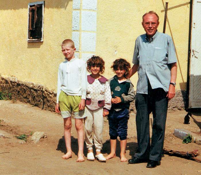 Romakinder mit Pater Gots