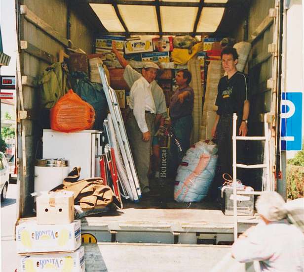 Der Sattelschlepper wird beladen.