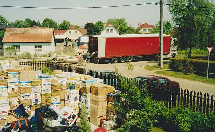 Der Sattelschlepper wird beladen.
