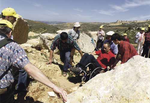 mit dem Rollstuhl durch schwieriges Gelände