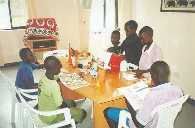 Aids-Waise im Aufenthaltsraum