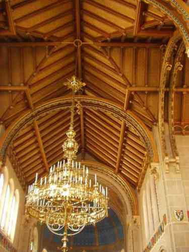 Zierdachstuhl und Messing-Luster