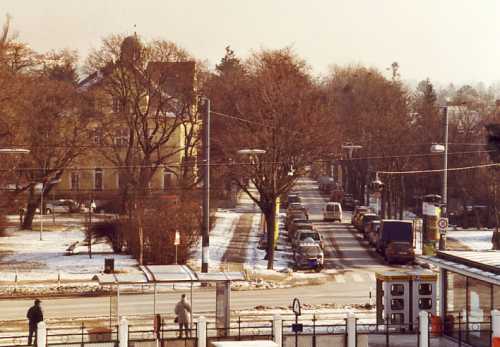 Links das Kamillianerkloster Lainz