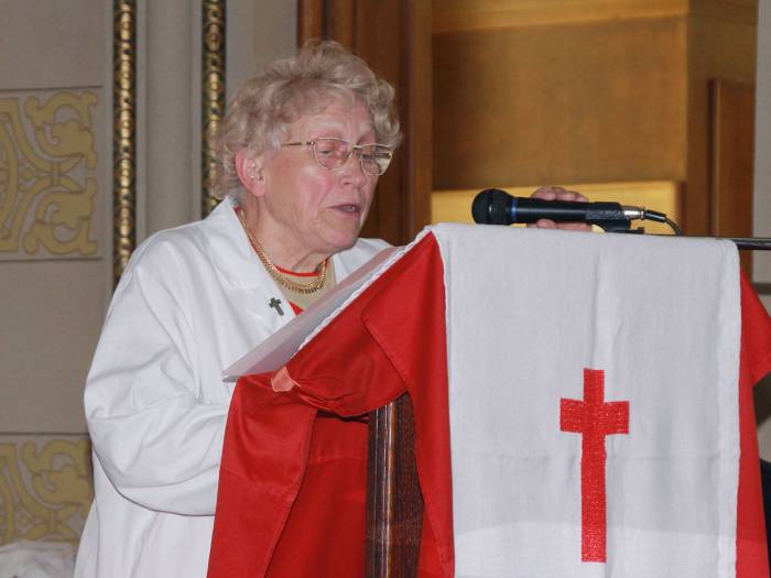 Krankenhausseelsorgerin Anna Mestian am Mikrofon