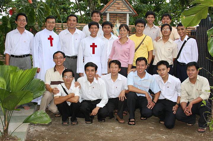 Gruppe von Kamillianern und Ordensaspiranten in Vietnam