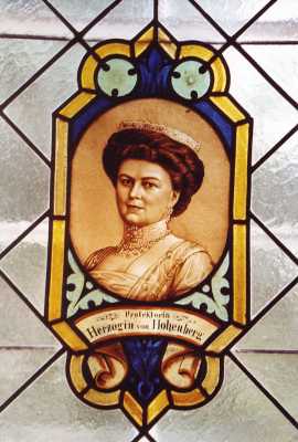 Glasfenster mit dem Bild der Gräfin Sophie von Hohenberg