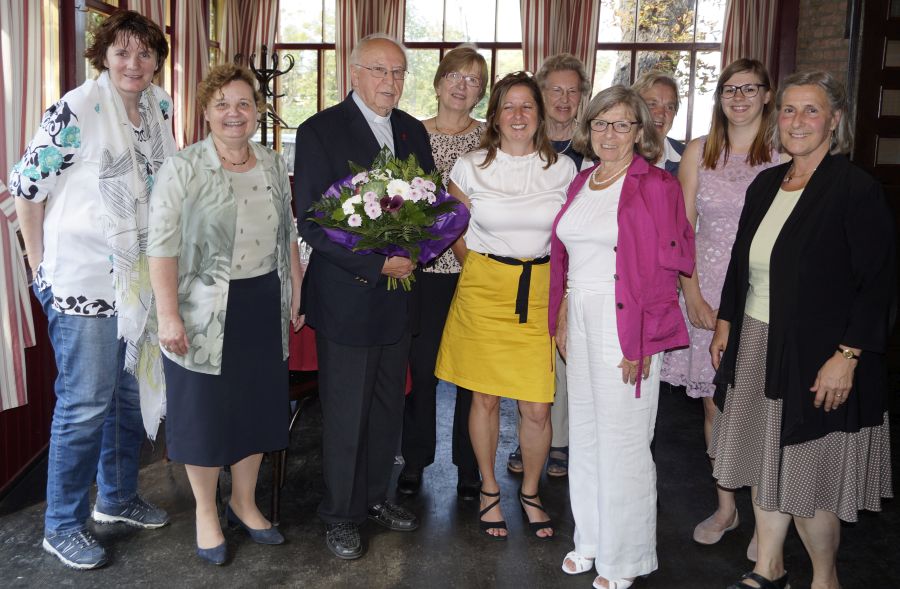 P. Leonhard Gregotsch mit Mitarbeiterinnen