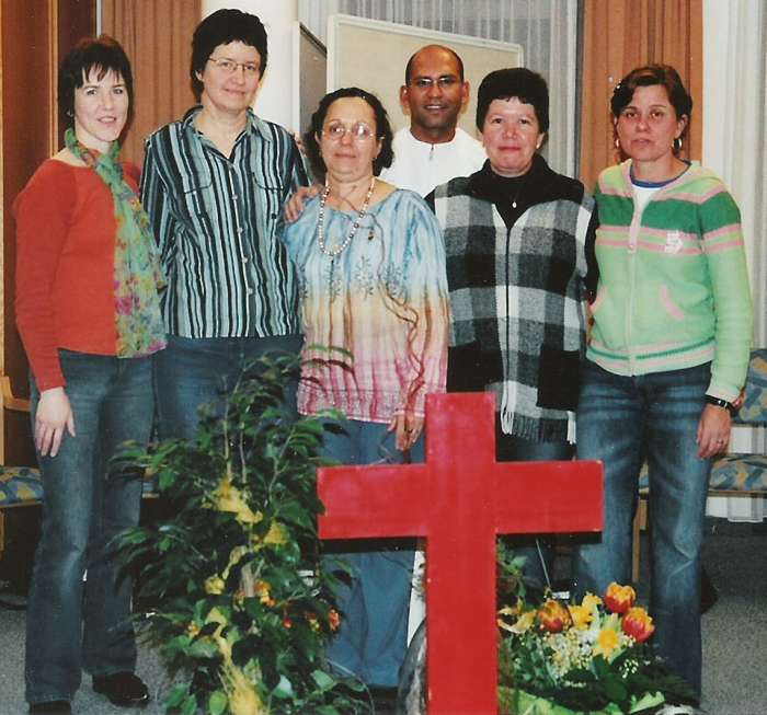 Generalleitung der Gemeinschaft der Kamillianischen Schwestern mit Pater Alberto