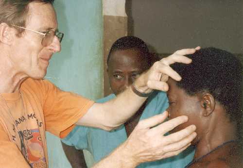 Pater Christian bei einer Untersuchung