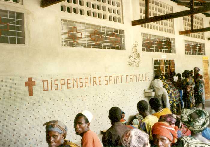 das Ambulatorium Davougon mit vielen wartenden Patienten