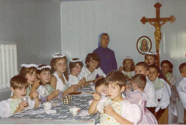 Freude über den neuen Speisesaal im Kinderzentrum im Kloster in Sambir, Ukraine